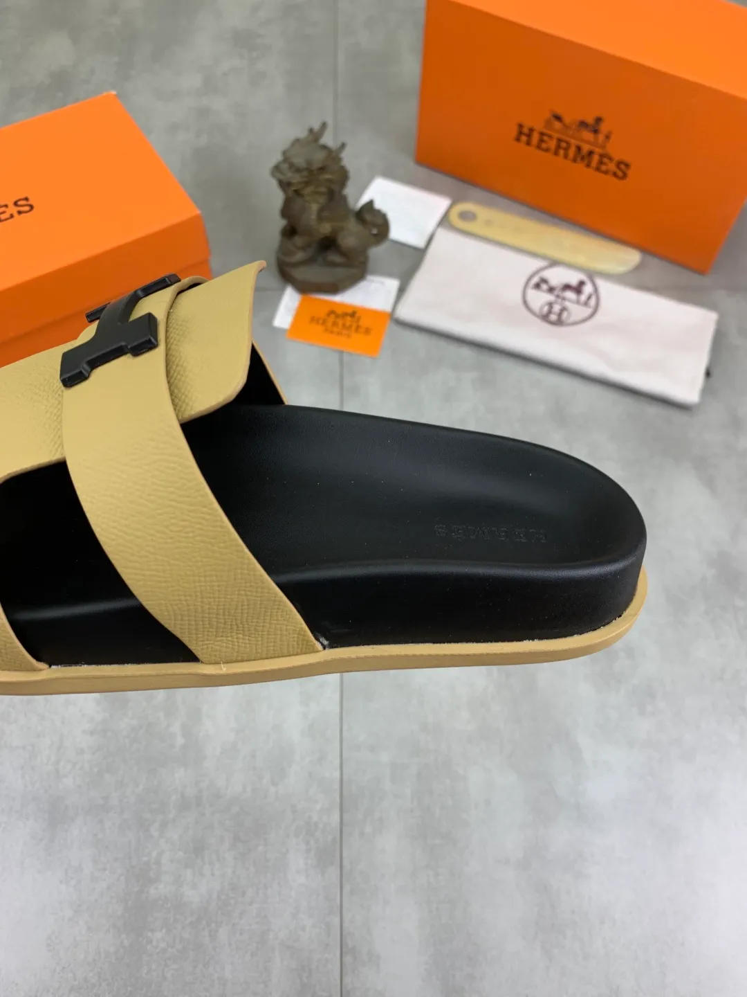 Men's shoes 💰P440 New [HERMES] high-end quality new Hermès slippers, made of imported cross-grain calfskin, wear-resistant and non-slip rubber outsole. Fashionable and elegant code number: 39-44 (38 45 46 customized)